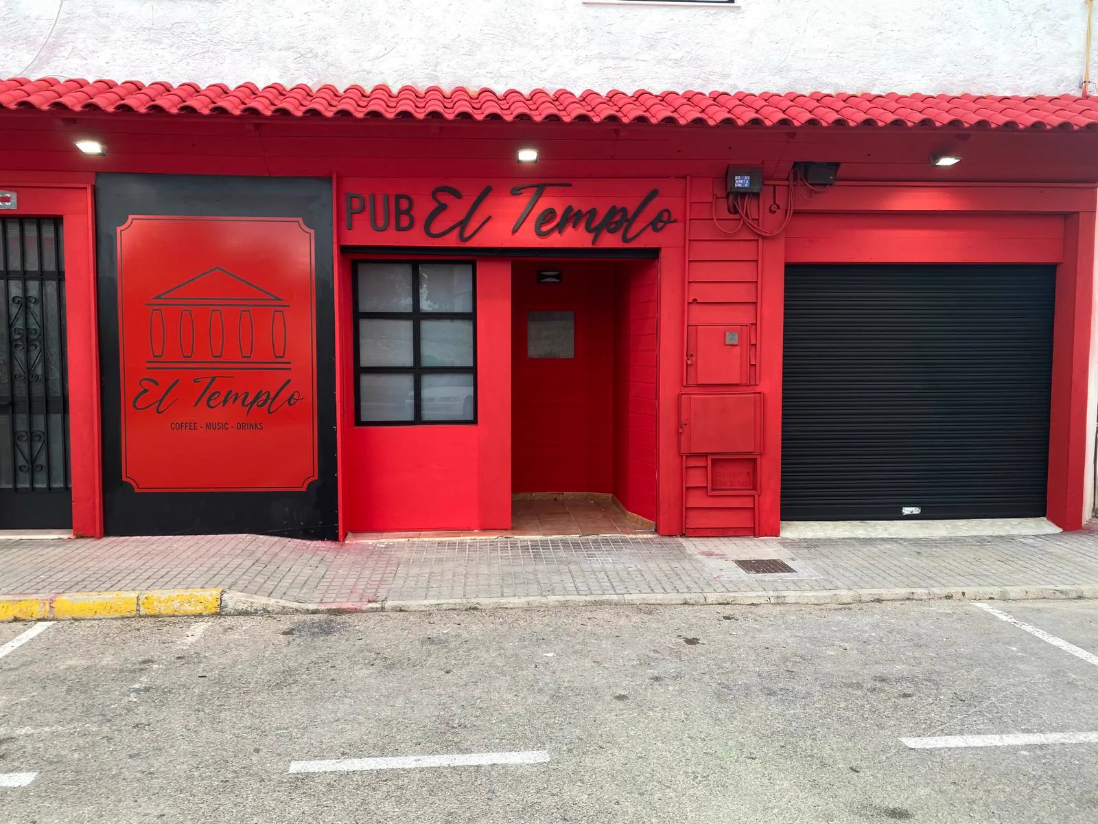 Entrada del Pub El Templo en la calle Manuel Bonmatí